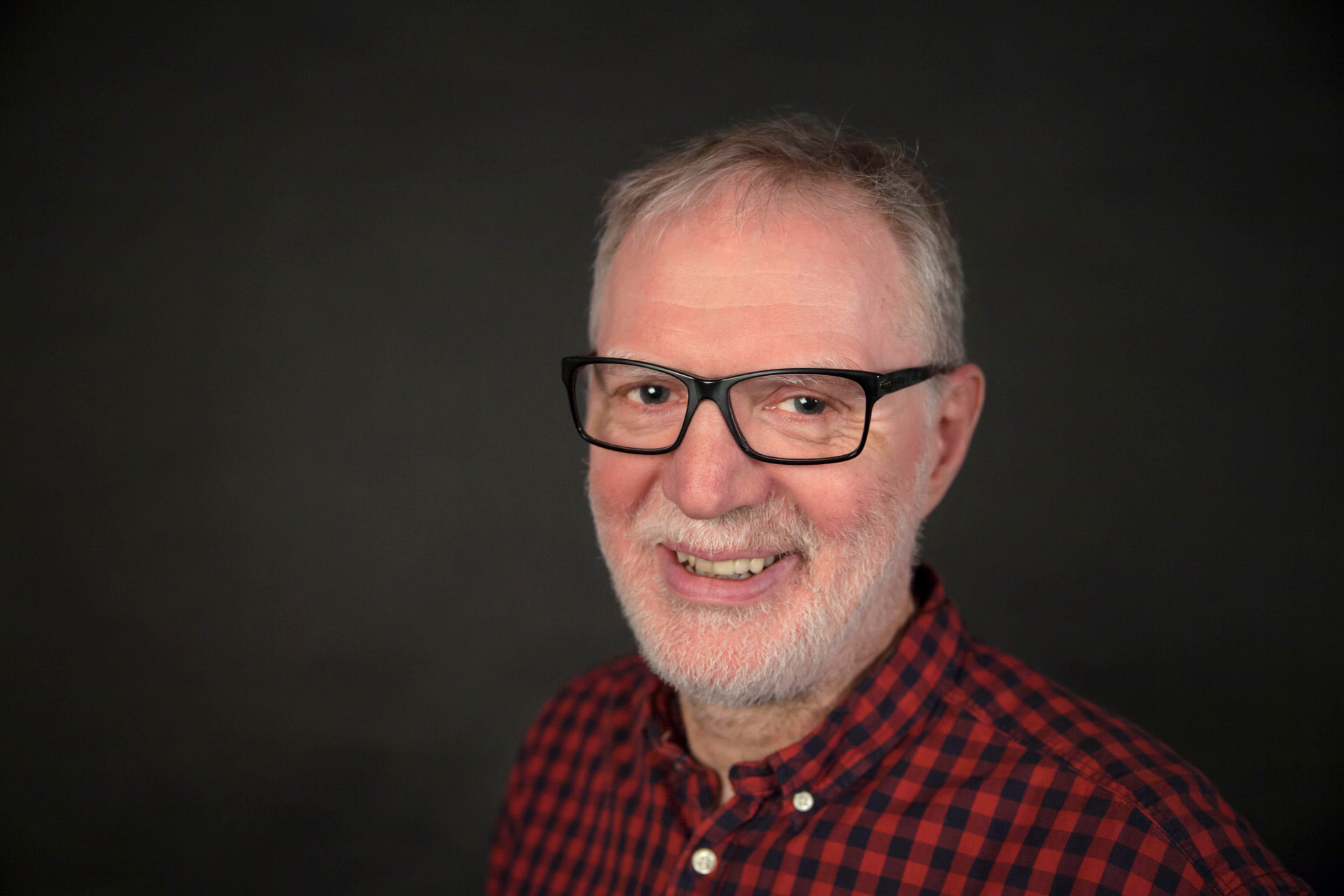 Stefan Nolervik ler mot kameran