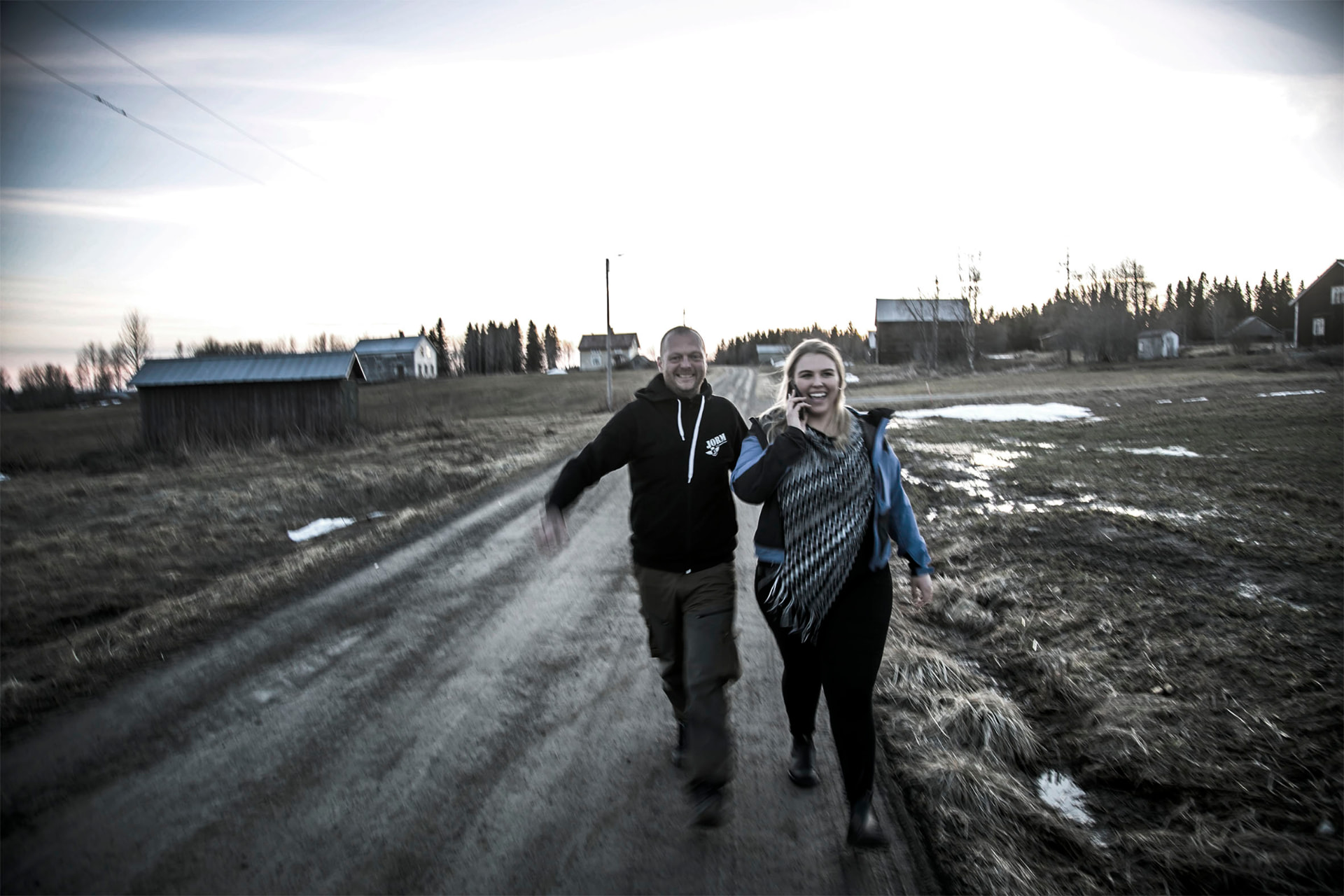 En gång om året leker en hel by kurragömma. I Flykälen är ”gyminga” en över hundra år gammal tradition där generationer möts i list, skratt och blodigt allvar.