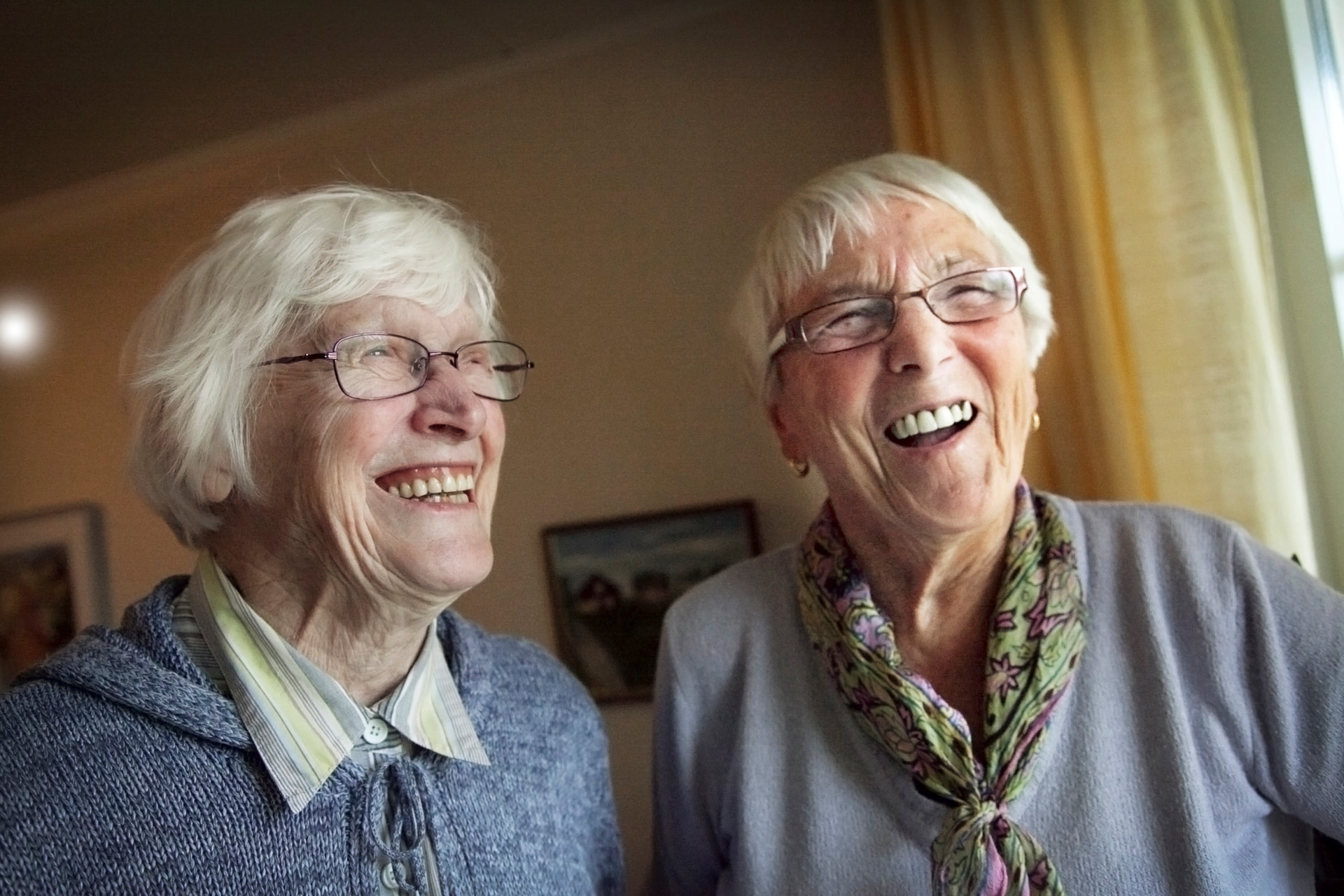 Två väninnor vars vänskap har hållit i 80 år. ”Och den ska hålla ett tag till, så känns det i alla fall, säger Gunvor Kempe”, till höger. ”Ja, vi är då i alla fall hyfsat klara i huvudet”, säger Agnes Lindberg, till vänster.